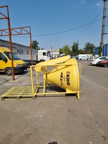 Бункер бадья для бетону Скіф 2 куба БК &ndash; 1 (з капюшоном)  000101 фото
